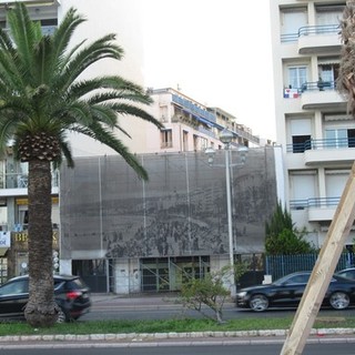 Il grande telo davanti allo stabile al n. 39 della Promenade des Anglais