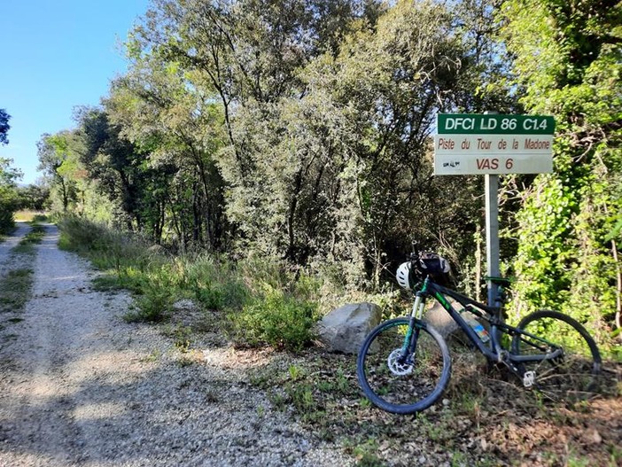 Il sentiero della Tour de la Madone, fotografie di Danilo Radaelli Il sentiero della Tour de la Madone, fotografie di Danilo Radaelli