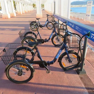 Tricicli blu sulla Promenade