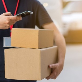 Piccoli acquisti, grande impatto: in arrivo la nuova tassa sui pacchi low cost