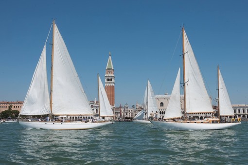 Il fascino intramontabile delle barche d’epoca torna a Venezia con il Trofeo Principato Monaco