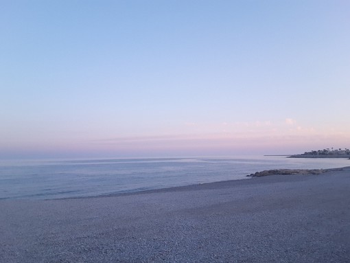 Una spiaggia desolatamente deserta
