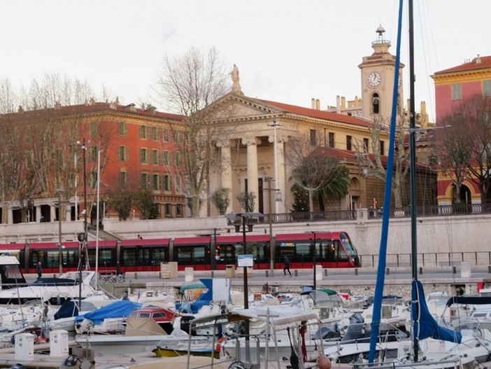 Porto di Nizza sabato 14 dicembre 2019, arrivo del tram