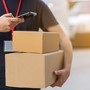 Piccoli acquisti, grande impatto: in arrivo la nuova tassa sui pacchi low cost