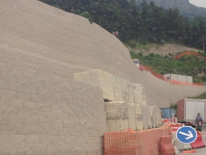 Il "muro" della diatriba tra Italia e Francia: "Movimenti nella norma, risultati positivi dai monitoraggi" Il "muro" della diatriba tra Italia e Francia: "Movimenti nella norma, risultati positivi dai monitoraggi"