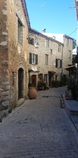 Tourrettes sur Loup nelle fotografie di Patrizia Gallo e Danilo Radaelli Tourrettes sur Loup nelle fotografie di Patrizia Gallo e Danilo Radaelli