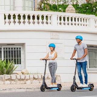 Casco obbligatorio per i monopattini elettrici a Nizza: multe fino a 135 euro