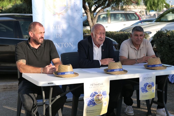 Il sindaco Juhel durante la conferenza stampa Il sindaco Juhel durante la conferenza stampa