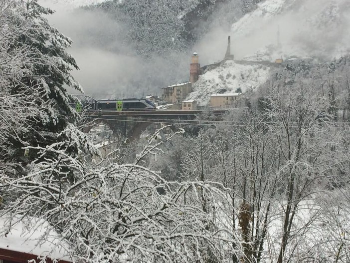 Tende, il treno per Cuneo il 4 dicembre 2020 in messo alla neve