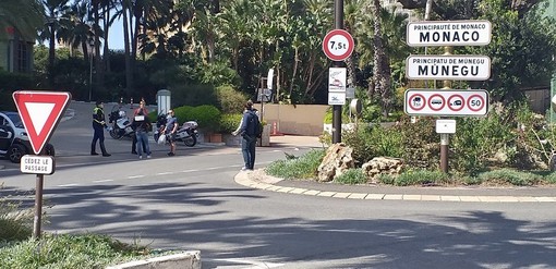 Controlli di polizia al confine col Principato di Monaco (Twitter Prefettura) Controlli di polizia al confine col Principato di Monaco (Twitter Prefettura)