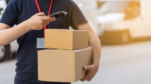 Piccoli acquisti, grande impatto: in arrivo la nuova tassa sui pacchi low cost