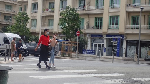 A passeggio con la mascherina, foto di Ghjuvan Pasquale