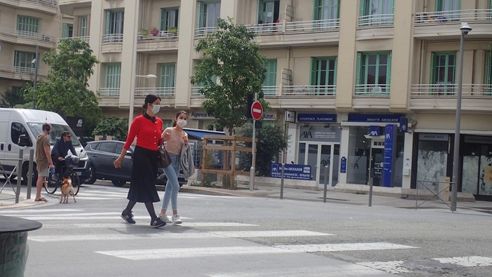 A passeggio con la mascherina, foto di Ghjuvan Pasquale A passeggio con la mascherina, foto di Ghjuvan Pasquale