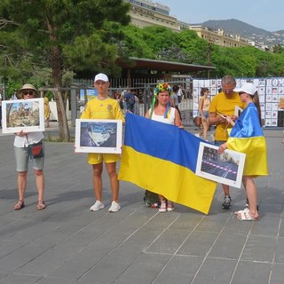 La manifestazione con le foto della guerra in Ucraina