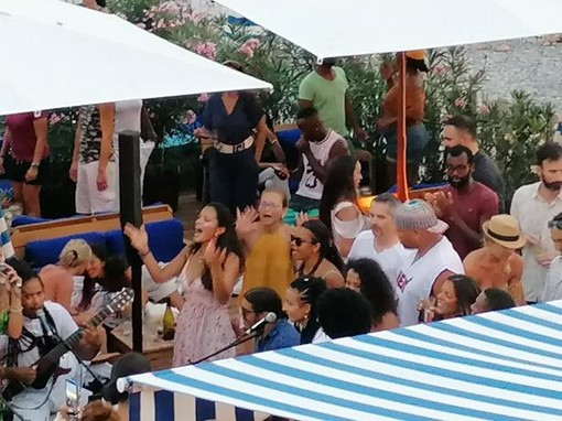 Una spiaggia di Nizza Una spiaggia di Nizza