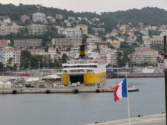 Porto di Nizza, traghetto all'imbarco