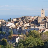 Vence, nel cuore delle Alpi Marittime. Sullo sfondo il Mediterraneo. Foto: Myrabella/Wikimedia Commons, CC BY-SA 3.0. Vence, nel cuore delle Alpi Marittime. Sullo sfondo il Mediterraneo. Foto: Myrabella/Wikimedia Commons, CC BY-SA 3.0.