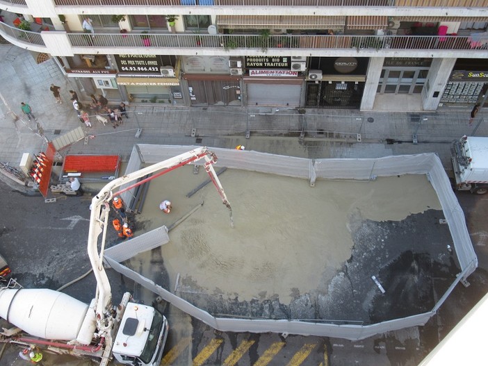 La voragine apertasi in Rue de France vista dalla terrazza dell'Hotel Mariott La voragine apertasi in Rue de France vista dalla terrazza dell'Hotel Mariott