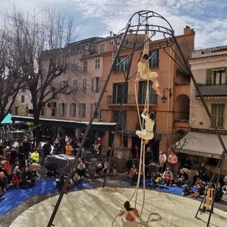 Vence si trasforma in un grande palcoscenico a cielo aperto: torna il festival “Les Gamin’Rient”