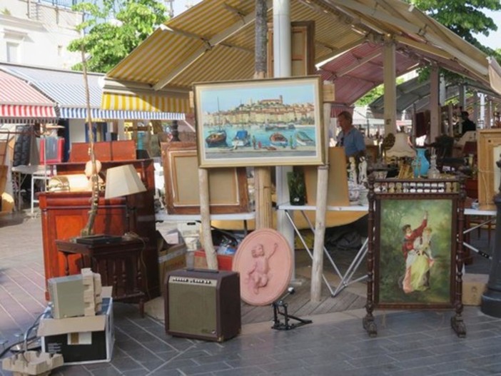 Tanti oggetti, tante curiosità: i marché à la brocante in Costa Azzurra Tanti oggetti, tante curiosità: i marché à la brocante in Costa Azzurra
