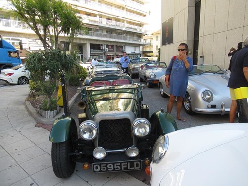 Auto d'epoca davanti all'AC Hotel di Nizza