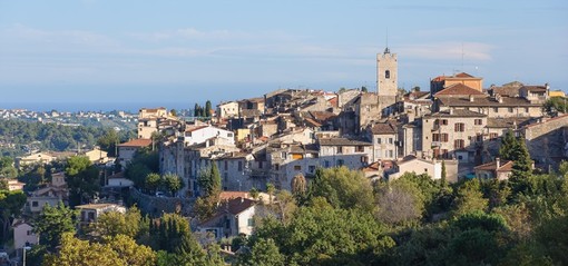 Vence, nel cuore delle Alpi Marittime. Sullo sfondo il Mediterraneo. Foto: Myrabella/Wikimedia Commons, CC BY-SA 3.0. Vence, nel cuore delle Alpi Marittime. Sullo sfondo il Mediterraneo. Foto: Myrabella/Wikimedia Commons, CC BY-SA 3.0.