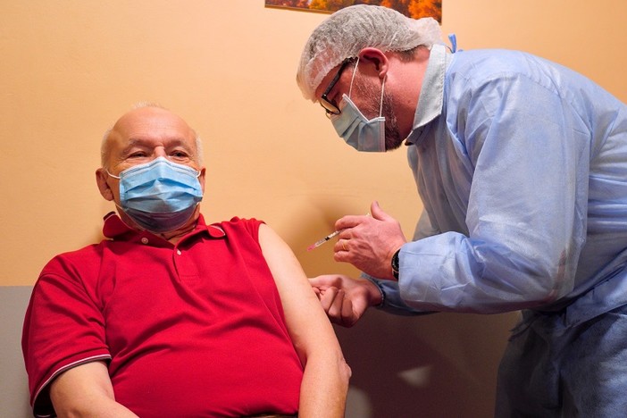 Covid: a Nizza 414 ultra ottantenni hanno ricevuto ieri la terza dose di vaccino Covid: a Nizza 414 ultra ottantenni hanno ricevuto ieri la terza dose di vaccino