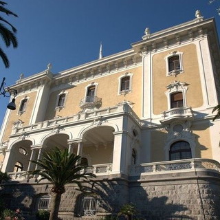 Domani serata speciale a Villa Regina Margherita: visita guidata alla mostra “Monet torna in Riviera” e cena in terrazza