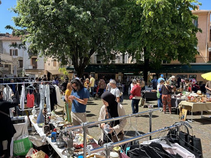 Tanti oggetti, tante curiosità: i marché à la brocante in Costa Azzurra Tanti oggetti, tante curiosità: i marché à la brocante in Costa Azzurra