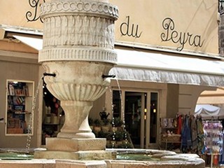 Foto 2: Dissetarsi con acqua di sorgente da una delle 24 fontane della città Foto 2: Dissetarsi con acqua di sorgente da una delle 24 fontane della città