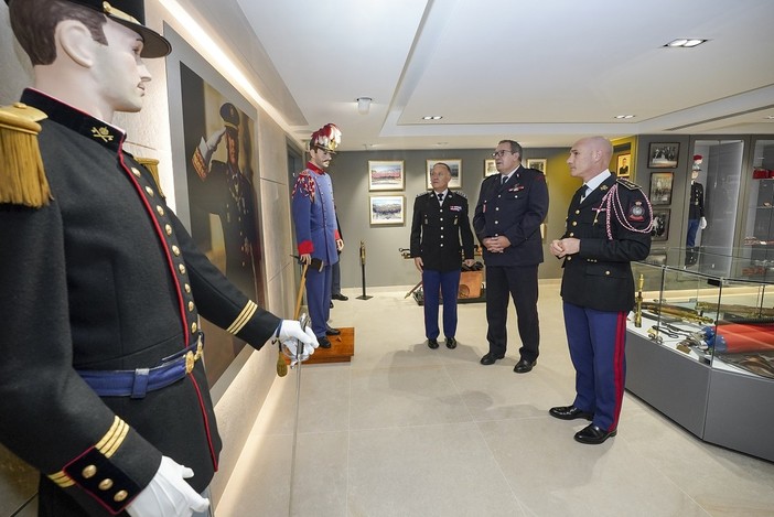 Da sinistra a destra: il colonnello Tony Varo, comandante superiore della forza pubblica, l'ispettore generale Jean-Yves Noisette, capo di stato maggiore della zona di difesa e di sicurezza del sud della Francia e il tenente colonnello Maxime Yvrard, capo del corpo (Foto Direction de la Communication-Manuel Vitali) Da sinistra a destra: il colonnello Tony Varo, comandante superiore della forza pubblica, l'ispettore generale Jean-Yves Noisette, capo di stato maggiore della zona di difesa e di sicurezza del sud della Francia e il tenente colonnello Maxime Yvrard, capo del corpo (Foto Direction de la Communication-Manuel Vitali)