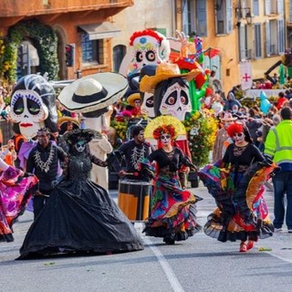 Valbonne torna agli anni Ottanta: la Fête de la Saint-Blaise accende l’inverno della Costa Azzurra (Foto)
