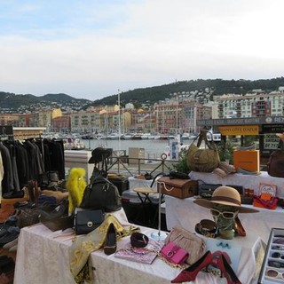 Vide grenier al porto di Nizza (foto di archivio)