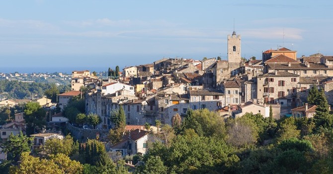 Vence, nel cuore delle Alpi Marittime. Sullo sfondo il Mediterraneo. Foto: Myrabella/Wikimedia Commons, CC BY-SA 3.0. Vence, nel cuore delle Alpi Marittime. Sullo sfondo il Mediterraneo. Foto: Myrabella/Wikimedia Commons, CC BY-SA 3.0.