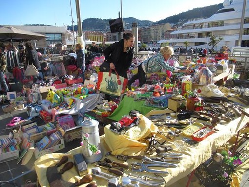 Un vide greniers al porto di Nizza Un vide greniers al porto di Nizza