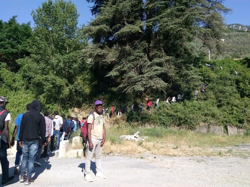 80 migranti in viaggio a piedi da Breil verso Nizza: oggi si presenteranno al Pada per la richiesta d'asilo (Foto)
