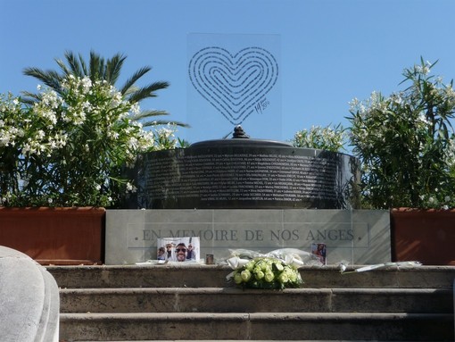 "En mémoire de nos Anges", inaugurato il memoriale provvisorio della Promenade des Anglais "En mémoire de nos Anges", inaugurato il memoriale provvisorio della Promenade des Anglais