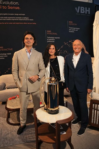 Da sin a dx: l’imprenditore Vittorio Martire; Chiara Osnago Gadda, direttore comunicazione Sportello Italia Monaco ed event manager di Evolution Horizon Award; Rino Raho, segretario generale Sportello Italia Monaco Da sin a dx: l’imprenditore Vittorio Martire; Chiara Osnago Gadda, direttore comunicazione Sportello Italia Monaco ed event manager di Evolution Horizon Award; Rino Raho, segretario generale Sportello Italia Monaco