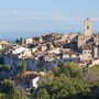 Vence, nel cuore delle Alpi Marittime. Sullo sfondo il Mediterraneo. Foto: Myrabella/Wikimedia Commons, CC BY-SA 3.0. Vence, nel cuore delle Alpi Marittime. Sullo sfondo il Mediterraneo. Foto: Myrabella/Wikimedia Commons, CC BY-SA 3.0.