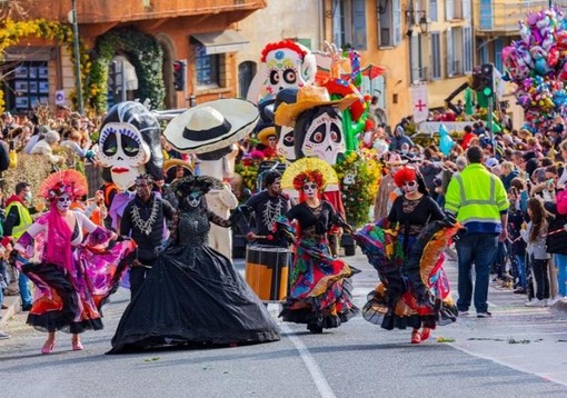 Valbonne torna agli anni Ottanta: la Fête de la Saint-Blaise accende l’inverno della Costa Azzurra (Foto) Valbonne torna agli anni Ottanta: la Fête de la Saint-Blaise accende l’inverno della Costa Azzurra (Foto)