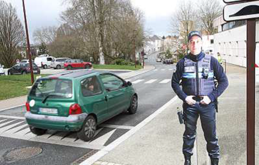 Il "poliziotto" di Herbiers e, in fondo all'articolo, Beppe il vigile