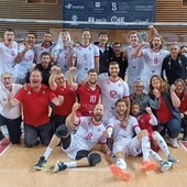 a gioia di Roberto Serniotti e della sua squadra dopo la vittoria di Ajaccio (Foto: AS Cannes Volleyball)