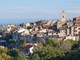 Vence, nel cuore delle Alpi Marittime. Sullo sfondo il Mediterraneo. Foto: Myrabella/Wikimedia Commons, CC BY-SA 3.0.