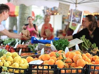 Foto 4: Percorrere le animate viuzze del mercato Foto 4: Percorrere le animate viuzze del mercato