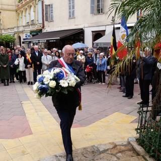 Il sindaco Yves Juhel depone una corona in Place Kœnig
