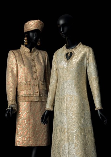 À gauche: Tailleur de soir court , collection haute couture printemps - été 1982. À droite: Robe de soir long, collection haute couture automne - hiver 1969, Musée Yves Saint. © Yves Saint Laurent