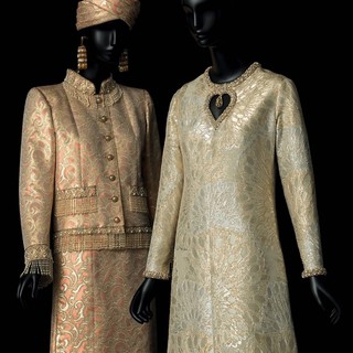 À gauche: Tailleur de soir court , collection haute couture printemps - été 1982. À droite: Robe de soir long, collection haute couture automne - hiver 1969, Musée Yves Saint. © Yves Saint Laurent