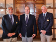 S.A.S. il Principe Alberto II, Presidente dello Yacht Club de Monaco, insieme a Bernard d’Alessandri, Segretario Generale dello YCM, e Christophe Degoumois, membro dello YCM. @mesi