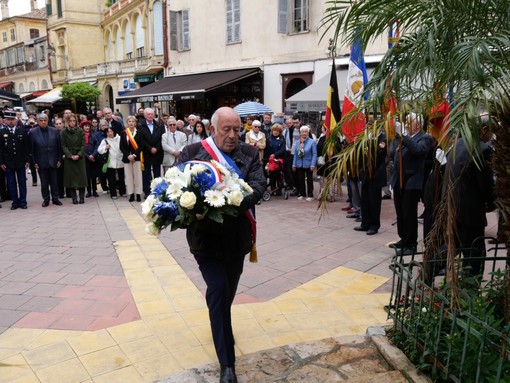 Il sindaco Yves Juhel depone una corona in Place Kœnig