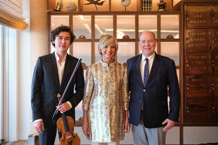 S.A.S. il Principe Alberto II, Presidente dello Yacht Club de Monaco, accanto a Hélène Mercier, pianista concertista di fama internazionale, e Daniel Lozakovich, violinista di fama mondiale. @mesi S.A.S. il Principe Alberto II, Presidente dello Yacht Club de Monaco, accanto a Hélène Mercier, pianista concertista di fama internazionale, e Daniel Lozakovich, violinista di fama mondiale. @mesi